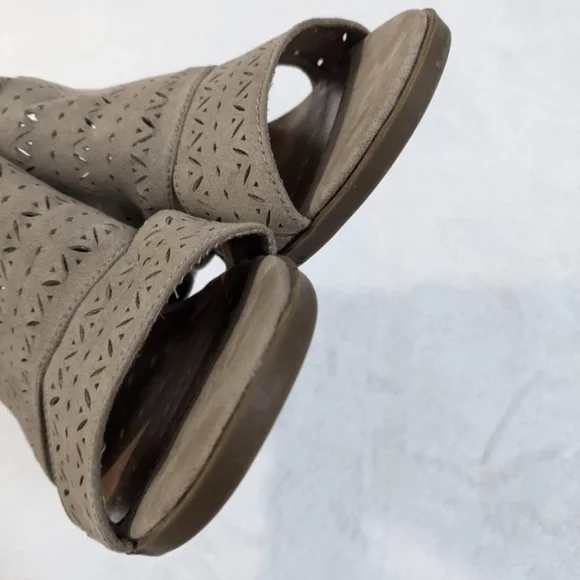 Seychelles Bora Tan Perforated Laser Cut Ankle Strap Chunky Block Heel Sandals - Picture 7 of 14